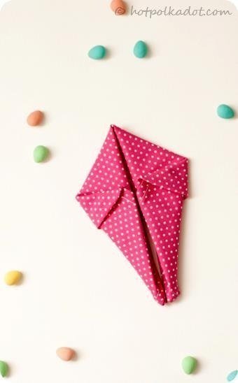 Оригами. Как сделать зайца из салфетки