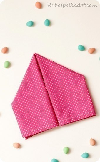 Оригами. Как сделать зайца из салфетки