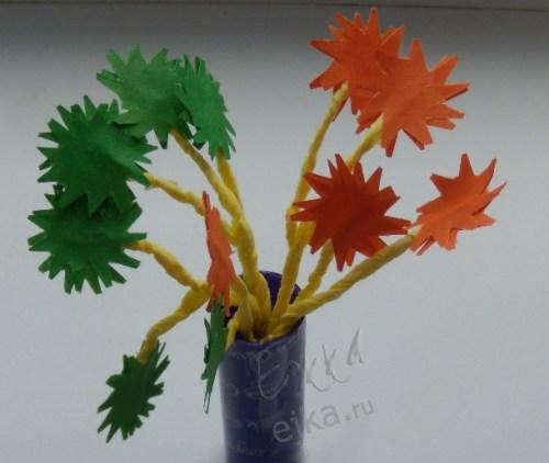 Поделка из цветной бумаги и салфеток - букетик цветов